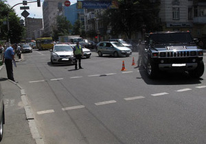 У центрі Києва водій на позашляховику збив жінку з двома дітьми