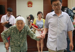 Китайський суд зобов язав доньку відвідати матір