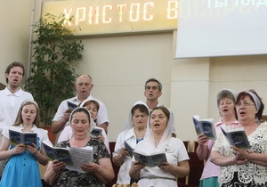 Корреспондент: Хрестовий підхід. Нові християнські церкви завойовують прихильність все більшої кількості українців