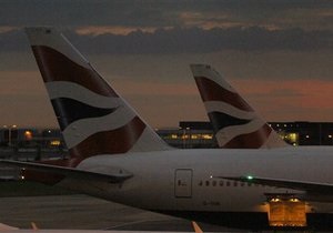 Новини Британії - літак - Нетверезий пасажир British Airways намагався відчинити двері літака, переплутавши їх з туалетом