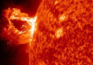 Новини науки - магнітні бурі - Викид з корональної діри на Сонці спровокував магнітну бурю