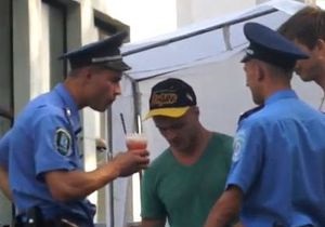 Журналісти кілька днів незаконно продавали коктейлі в центрі Києва - Київ - МАФ - стихійна торгівля - ларьок
