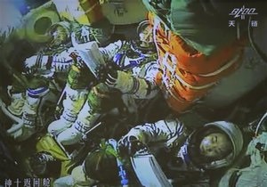 Фотогалерея: Піднебесна в космосі. Китайські тайконавти повернулися на Землю