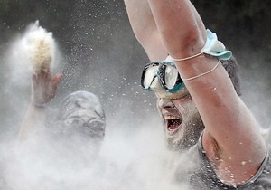 Фотогалерея: Біла війна. На Трухановому острові відбулися видовищні бої борошном - фото - борошно - флешмоб