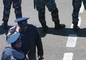 Міліція взяла під цілодобову охорону військові пам ятники