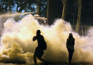 Туреччина - протести в Туреччині - Протести в Туреччині: поліція витратила на демонстрантів весь сльозогінний газ