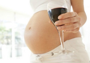 Медики: суперечливі поради вагітним щодо алкоголю ускладнюють роботу