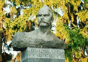 Новини Черкаської області - У Черкаській області замість пам ятника Кірову встановили пам ятник Гонті
