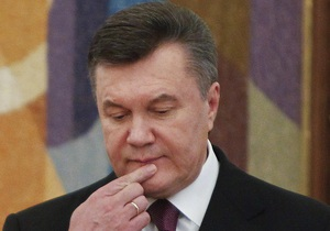 Янукович у Єнакієвому відвідав могилу батьків Іванющенка