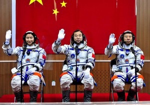 Китай запустив космічний корабель із трьома тайконавтами