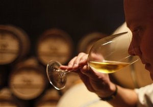 Вино - Депутати від БЮТ і ПР пропонують підняти мита на імпортні вина у три рази