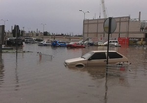 У Сімферополі після зливи затопило найбільший у Криму ТРЦ та залізничні шляхи