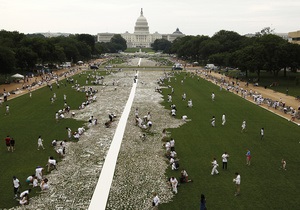 США - Білий дім - кістки - На газоні біля Білого дому у Вашингтоні виклали інсталяцію з мільйона кісток