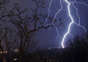 Погода в Україні - погода - негода - Держслужба НС попереджає про погіршення погодних умов і просить бути обережними під час грози