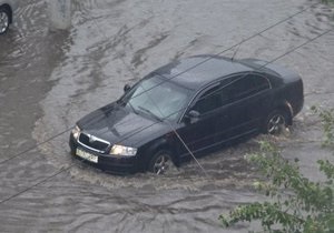 Сильний дощ паралізував транспортний рух Херсона. Підтоплено низку вулиць