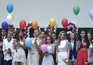 ВВС Україна: Випускний за ціною відпустки. Скільки платять за шкільне свято