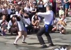 Новини Луганська - випускники - танець - У ногу з часом. Луганські випускники придумали альтернативу класичному вальсу