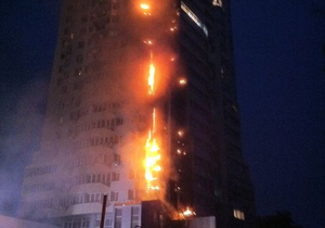 Пожежа в багатоповерхівці Києва охопила 18 поверхів. Очевидці повідомили про вибух