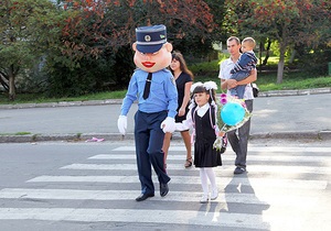 Міліція - діти - Лялька-міліціонер гратиме з українськими дітьми для формування позитивного іміджу міліції