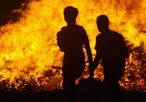 Новини Херсонської області - пожежа - У Херсоні через дитячі ігри з вогнем згоріли чотири автомобілі, одна дитина госпіталізована