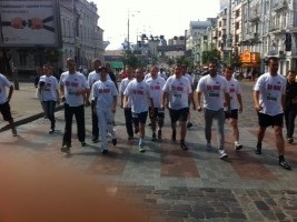 Активісти Батьківщини у футболках з написом Юлі - волю! взяли участь у Пробігу під каштанами