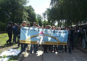 Новини Києва - гей-парад - Противники гей-параду намагалися порвати плакати учасників Маршу рівності, є затримані