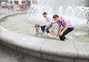 Останній дзвінок у Києві: на Майдані відключили фонтани через забруднення мийним засобом