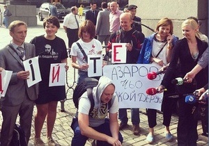 Азаров - журналісти - протести журналістів - мітинг 18 травня - Біля будівлі Кабміну триває акція протесту журналістів
