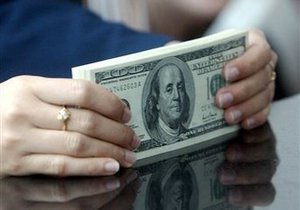 Ъ: Долар в Україні дорожчає через виведення грошей за кордон