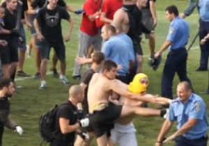 Полтавські фанати влаштували бійку з міліцією на полі