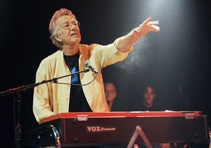 Помер співзасновник The Doors Рей Манзарек