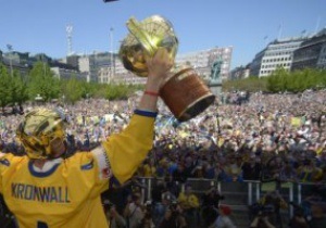 Привітати свою збірну з перемогою на ЧС з хокею прийшли 20 тисяч шведів