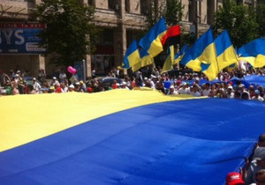 У Києві проходять два багатотисячні мітинги