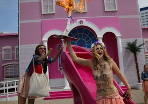 Femen провели акцію протесту проти відкриття Будинку Барбі в Берліні