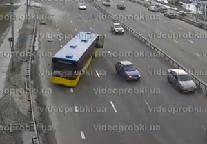 Відмовили гальма. В інтернеті з явилося відео резонансної ДТП з автобусом на Московському мосту