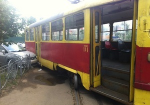Київ - трамвай - ДТП - На Оболоні трамвай, що зійшов з рейок, пошкодив три автомобілі