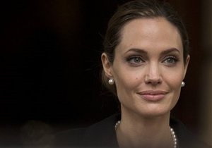 Джолі видалила груди через загрозу раку