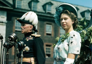Лондон - виставка - королівські шати - Єлизавета ІІ
