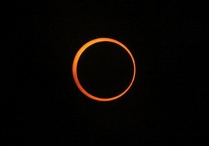 Затемнення - На Землі можна спостерігати сонячне затемнення