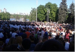День Перемоги - У Донецьку п ять тисяч осіб хором заспівали пісню День Победы