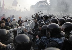 Московська поліція не пустила на мітинг на Болотній чоловіка з пістолетом