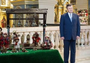 Янукович привітав українців з Великоднем