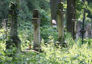 У Донецькій області двоє чоловіків здавали на металобрухт хрести та огорожі з могил, щоб дістати грошей на їжу та алкоголь