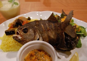 Незвичайна їжа - піраньї - Новини Японії: У японському ресторані готують піранью у фритюрі
