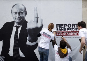 У Парижі Репортери без кордонів розвісили плакати з Путіним, який  показує характерний жест 