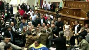 Новини Венесуели - бійка в парламенті - У парламенті Венесуели побилися через вибори