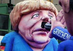 DW: Чому греки домальовують Меркель вуса Гітлера