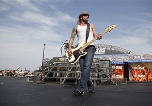 Басиста 3 Doors Down звинувачують у вбивстві з необережності