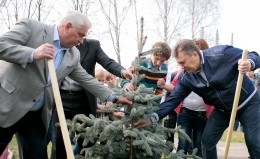 Янукович у День довкілля посадив ялину на території дитячого будинку