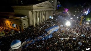 Новини Аргентини - Десятки тисяч протестують проти уряду Аргентини